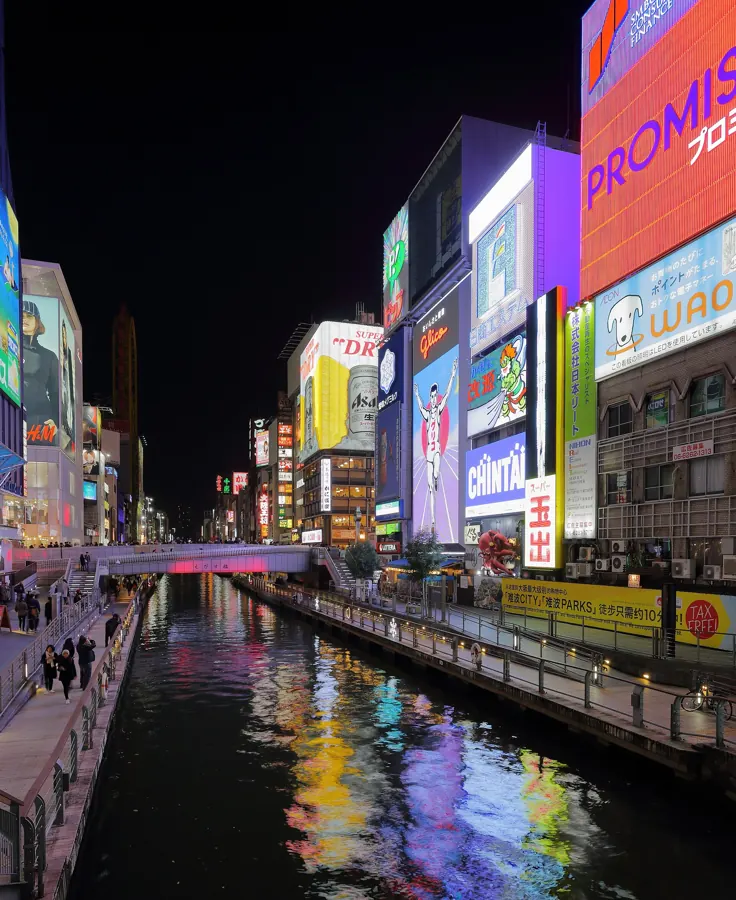 Dotonbori med ljusskyltar på kvällen